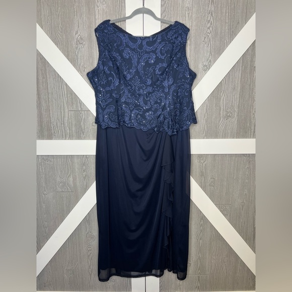 311. Alex Evenings Elegant Navy Blue Lace Evening Dress - Picture 13 of 13